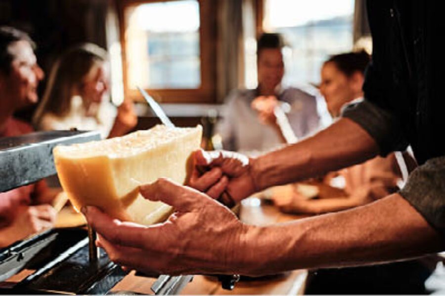 Raclette inmitten der Walliser Weinlandschaft